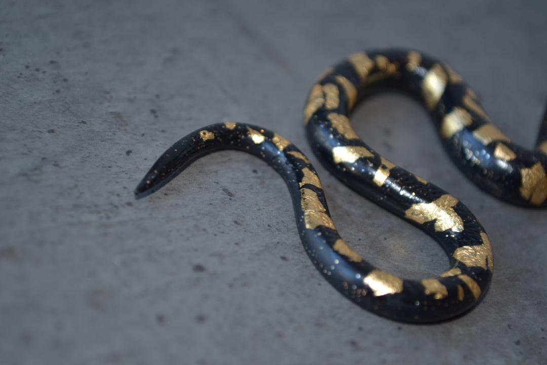 Серьги "Змея" черная в золоте