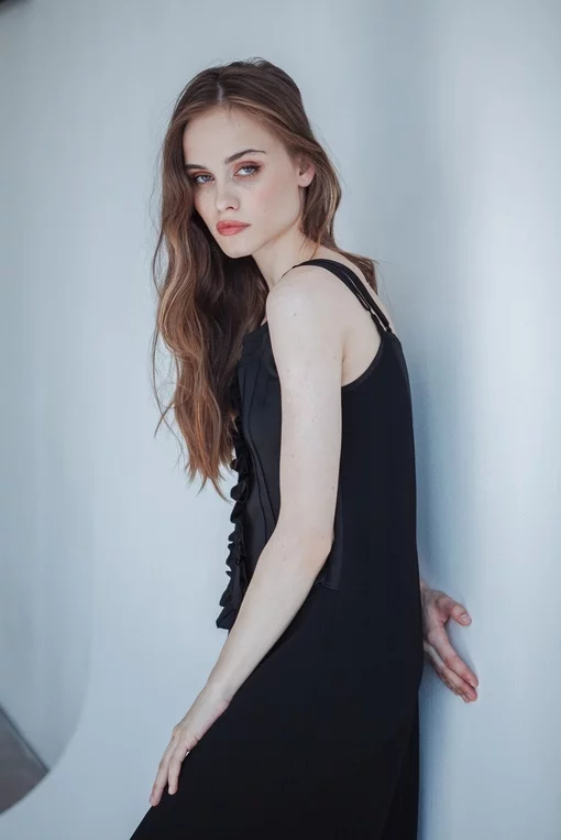 Платье черное атласное с трикотажем