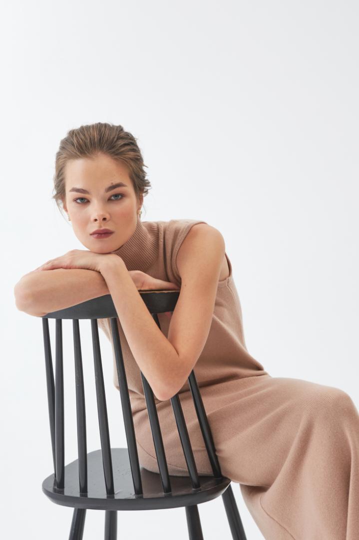 Платье из кашемира с высоким воротом "Теплый Тауп"