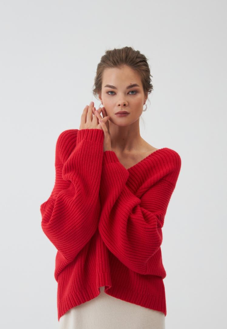 Джемпер из органического кашемира с глубоким вырезом "Алая Роскошь"