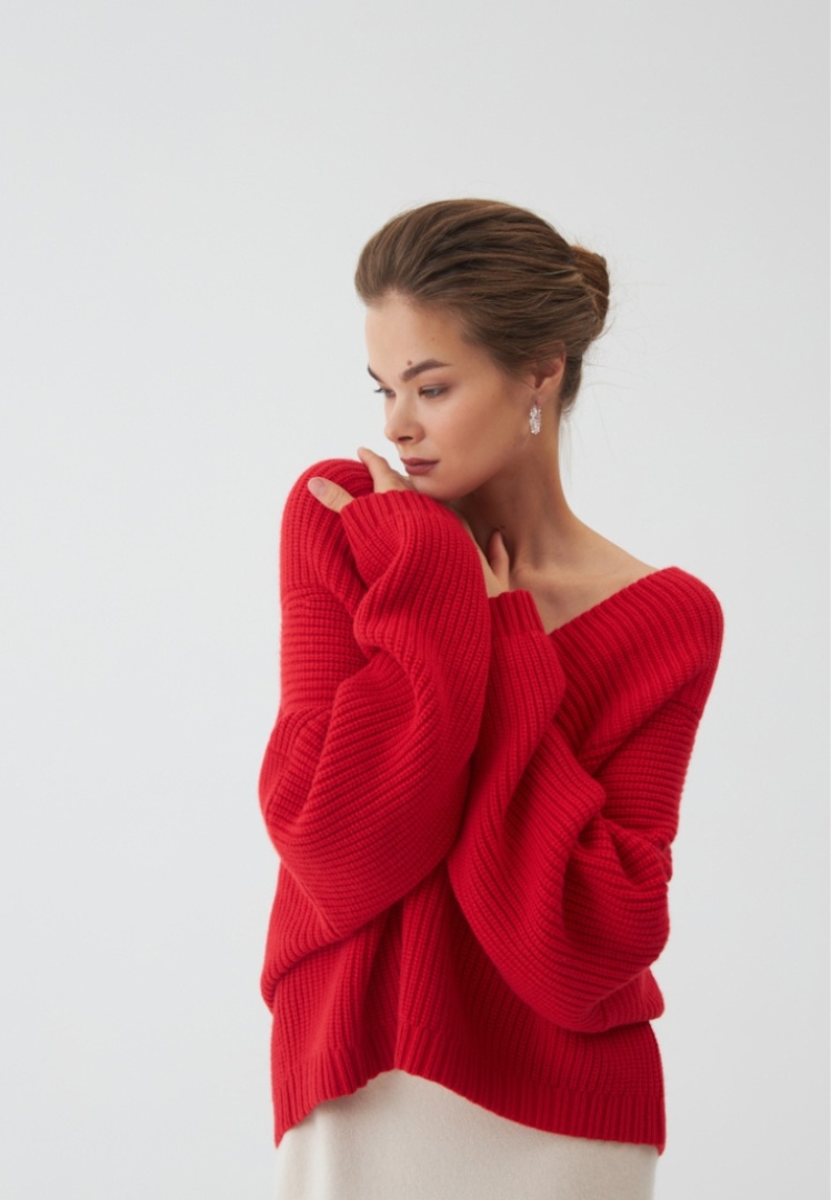 Джемпер из органического кашемира с глубоким вырезом "Алая Роскошь"