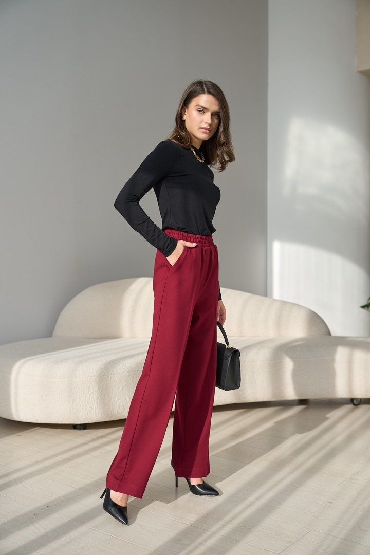 Бордовые брюки прямые