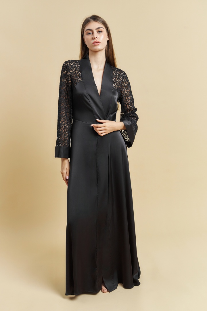 Шелковый халат с кружевными вставками