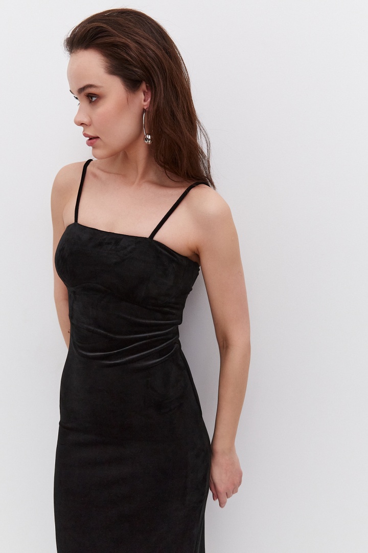 Черное велюровое платье