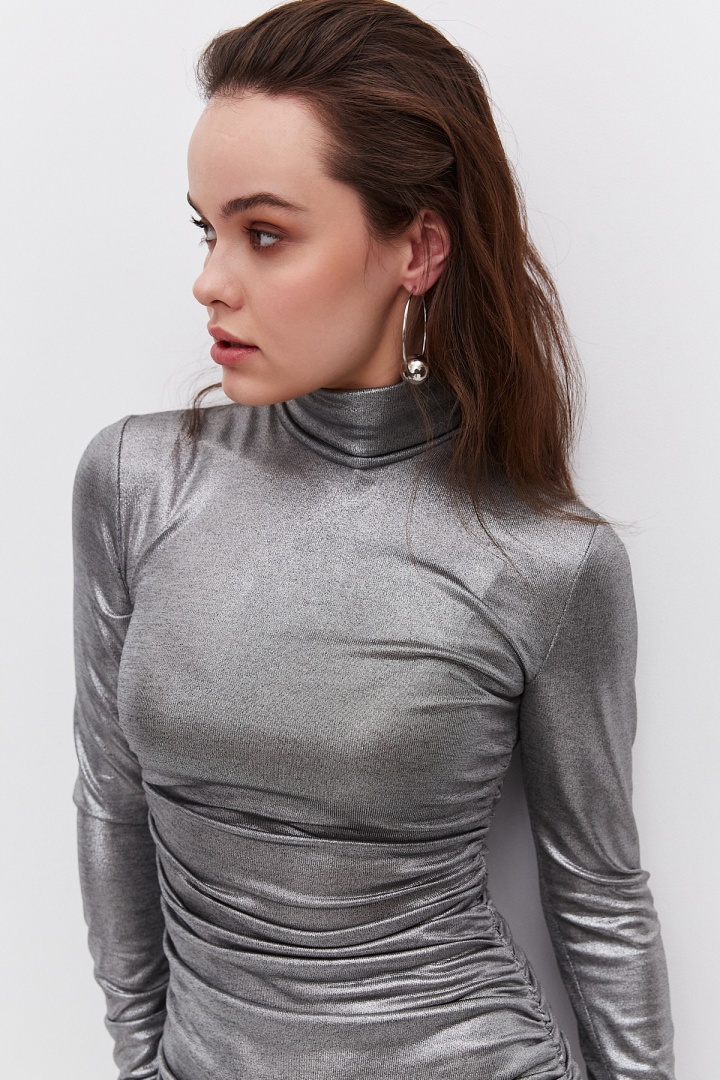 Серебристое платье