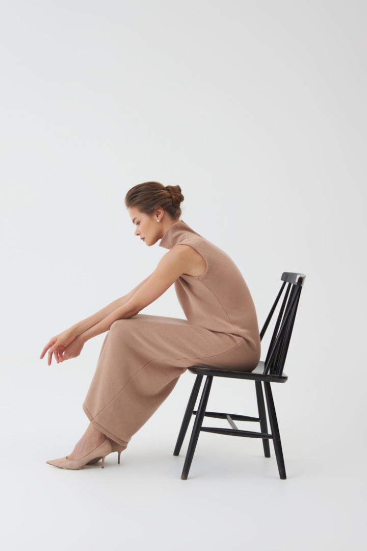 Платье из кашемира с высоким воротом "Теплый Тауп"