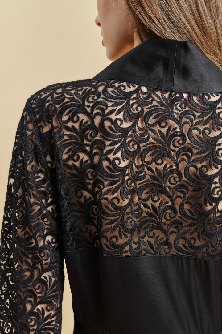 Шелковый халат с кружевными вставками