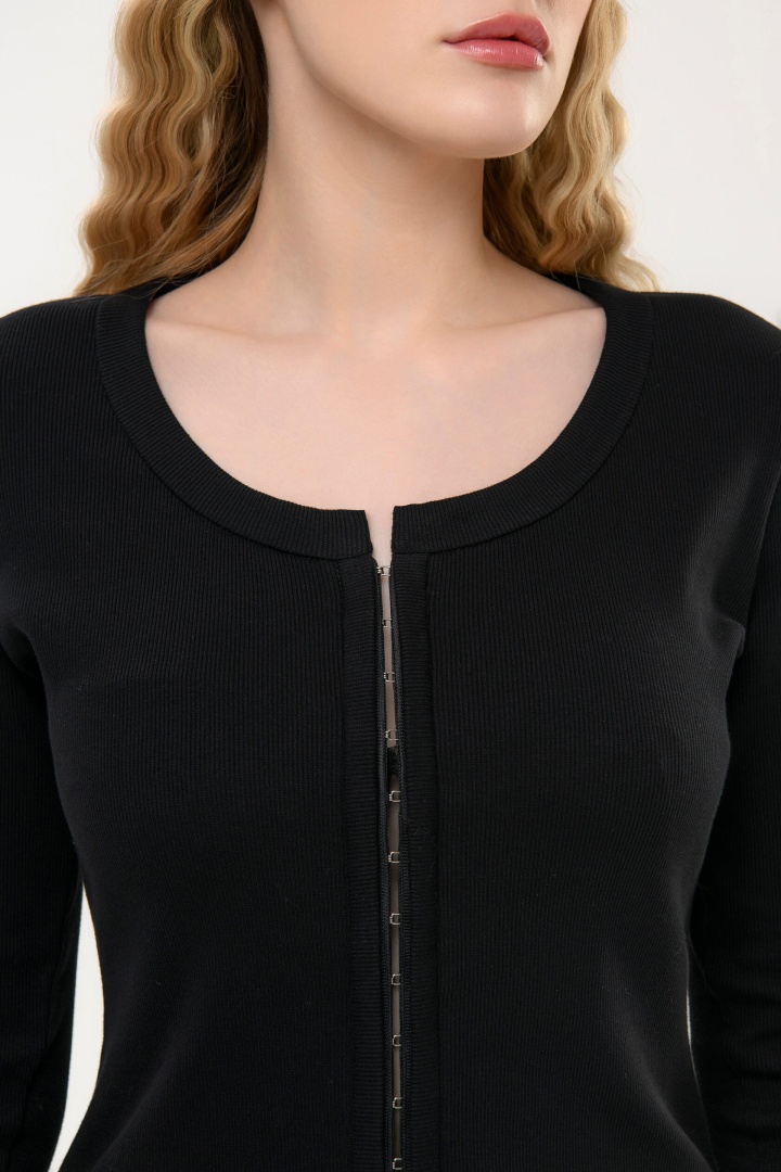 Кофта черная на крючках