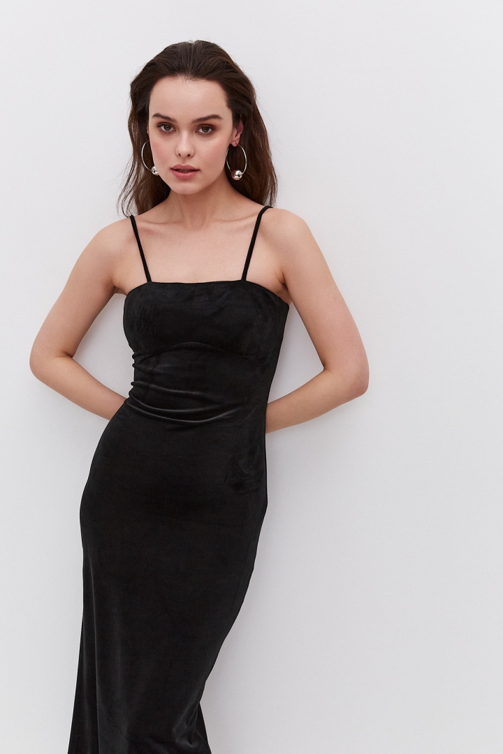 Черное велюровое платье