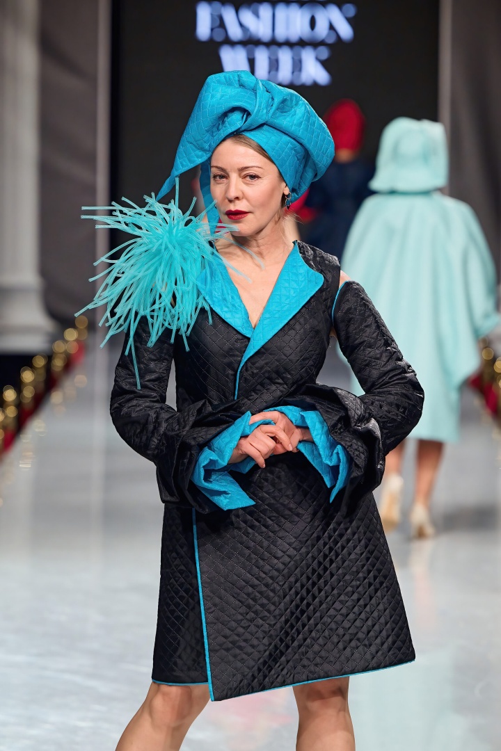 Двустороннее черно-голубое платье