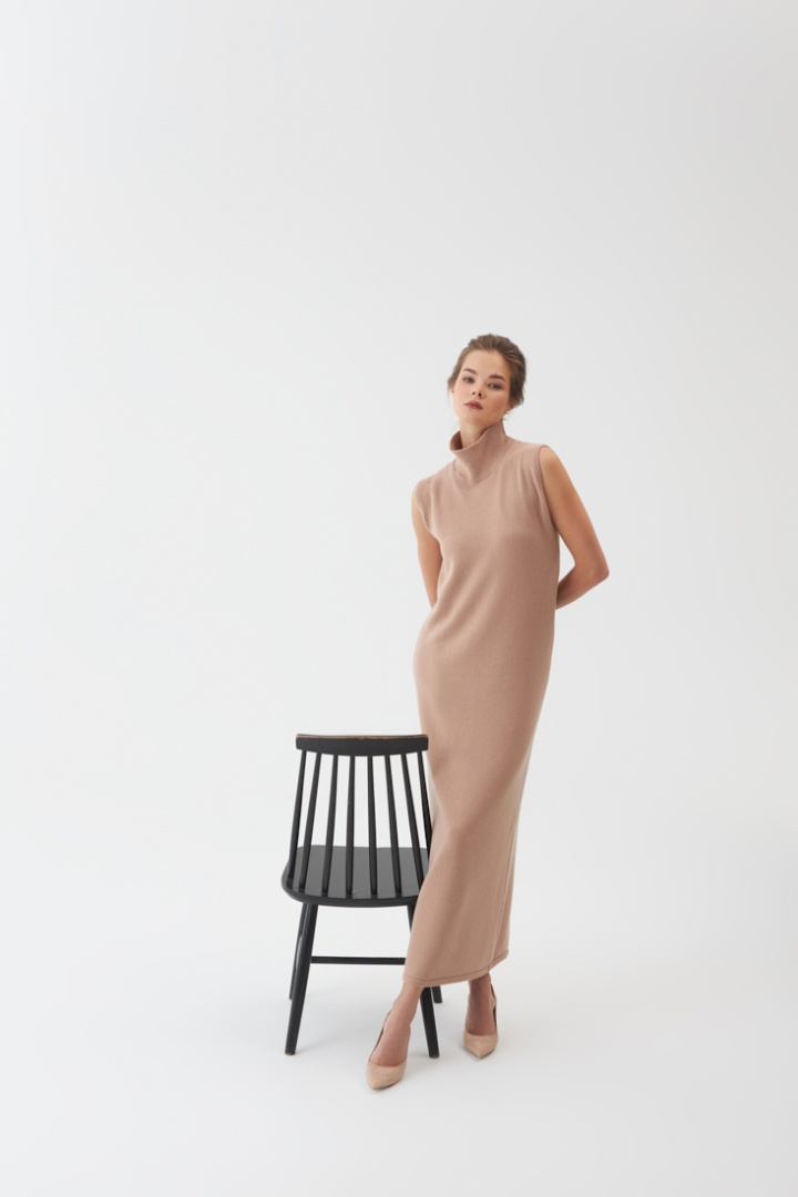 Платье из кашемира с высоким воротом "Теплый Тауп"