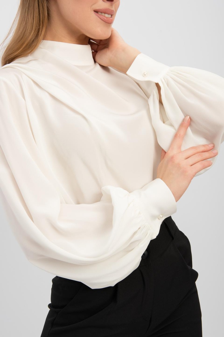 Блузка с ассиметричной складкой "Молочный белый"