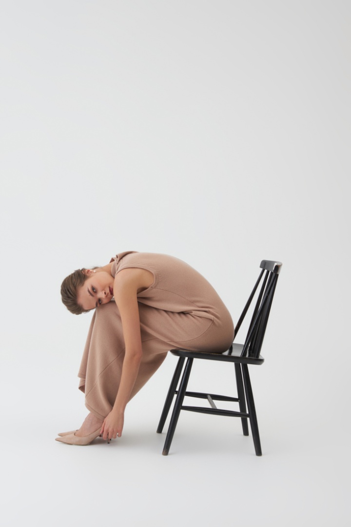 Платье из кашемира с высоким воротом "Теплый Тауп"